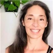 Profesora de Yoga imparte clases en espacios al aire libre